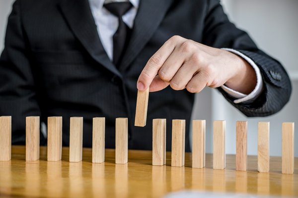 Quels sont les avantages de l'utilisation des techniques de deep learning pour améliorer l'IA dans les jeux de stratégie?